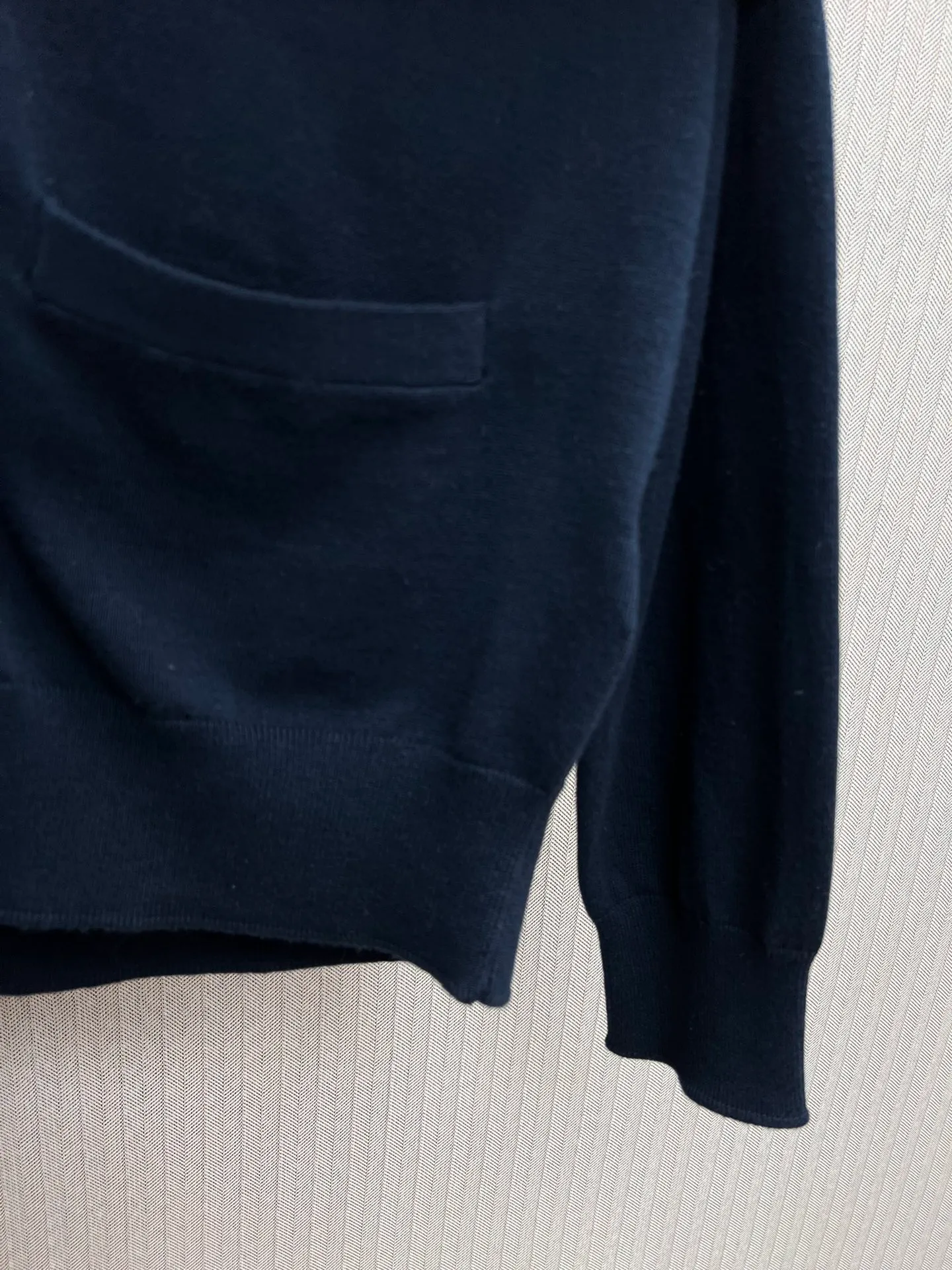 🅿️480 POLO 25ss new slim fit V-neck knitted wool cardigan. This lightweight knitted cardigan is carefully woven from wool yarn, treated for a smooth texture, and decorated with iconic pony embroidery. Size: S.M.L.XL.
